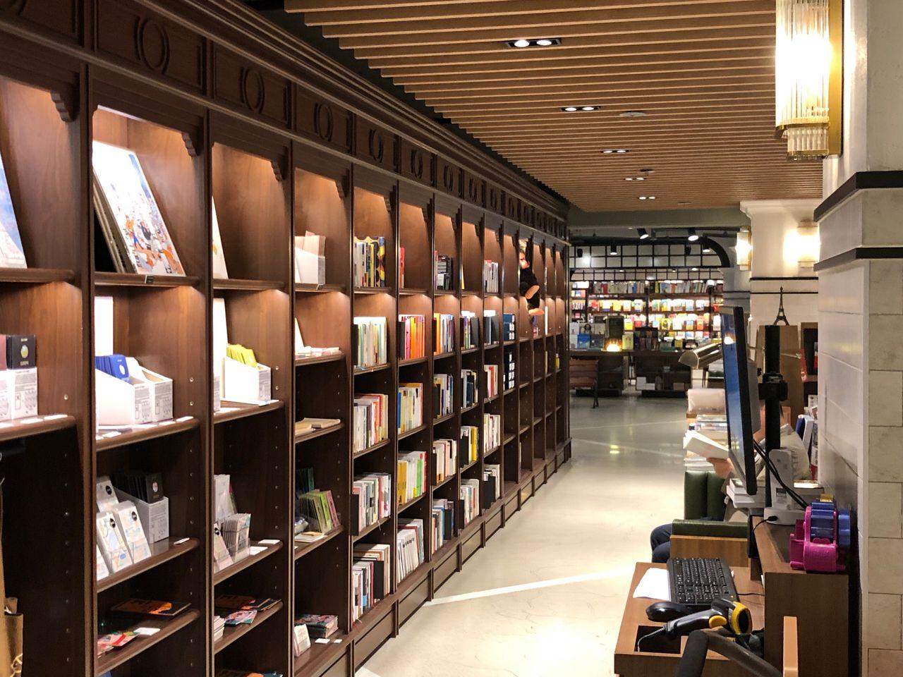 Euljiro Arc.N.Book | Beautiful tunnel made of walls filled with books!